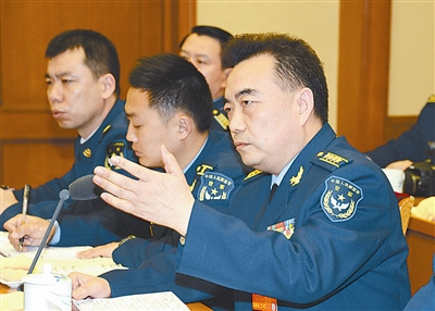 "军队政协委员,空军后勤部部长朱洪达说,"实现中华民族伟大复兴面临