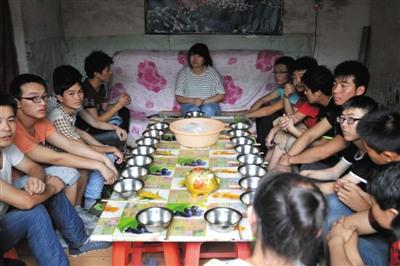 7月30日中午,静海县一个传销窝点,传销人员围坐在餐桌前等待开饭.