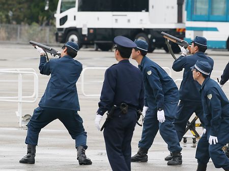 据报道,演习假设东京站日本桥出口接连发生自杀式爆炸袭击,恐怖分子