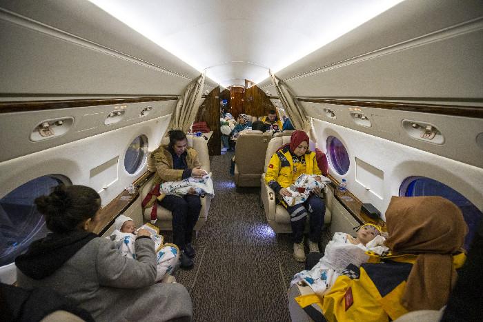土耳其总统专机转移地震灾区获救婴儿