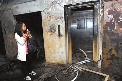 北京一小区电梯等候间起火消防扒电梯救人图