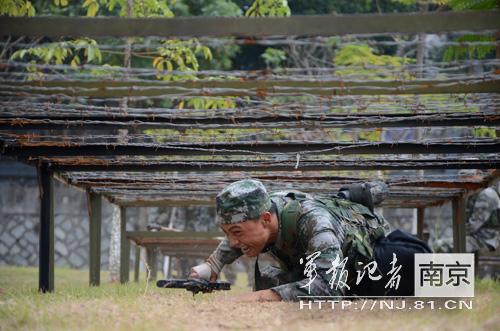 解放军新兵训练比拼全装匍匐过铁丝网图