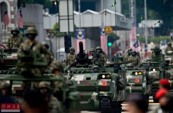资料图:2014年8月31日,马来西亚国庆阅兵式上的陆军装甲车方队.