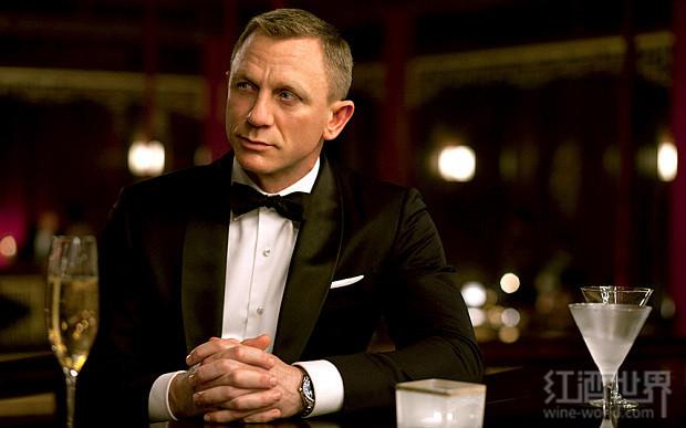 《007幽灵党》(spectre)是《007》系列第24部电影,男主人公依旧是冷酷