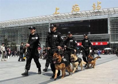 上海世博会逐渐临近 百名特警火车站巡逻(图)