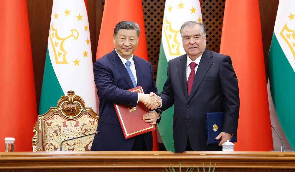 习近平同塔吉克斯坦总统拉赫蒙出席签字仪式并共见记者
