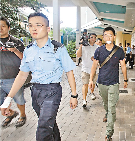 香港失常男子大闹两小时高空扔杂物打脱警察门牙