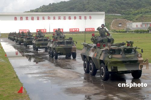 图:解放军驻澳门部队装甲车行进表演