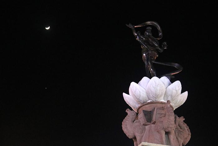 新疆阿勒泰：木星伴月“深情对望”