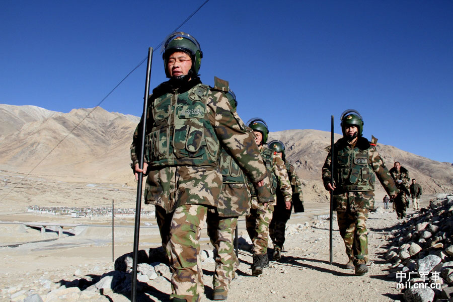 驻藏武警携新型长警棍在高原徒步巡逻
