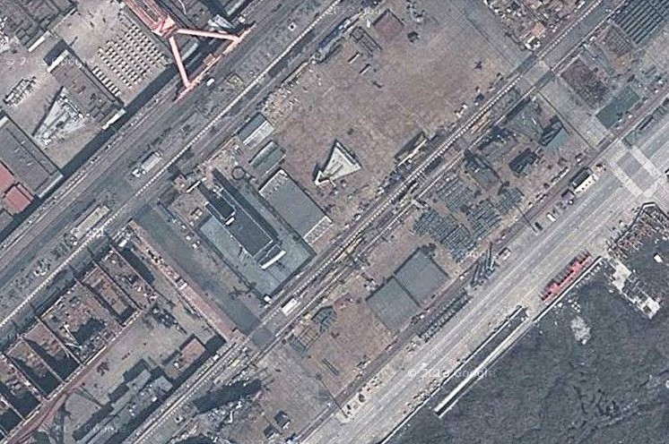 谷歌地图上显示的江南长兴造船厂,可以清晰地看到所谓的中国航母模拟
