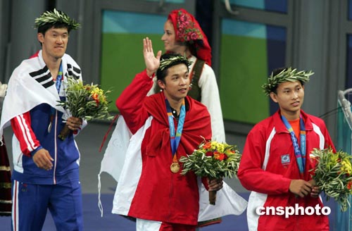 印尼名将陶菲克夺得雅典奥运会羽毛球男单金牌