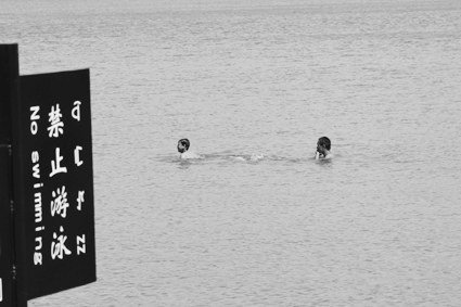 四川西昌4名小学生野泳溺亡水塘未设警告标示