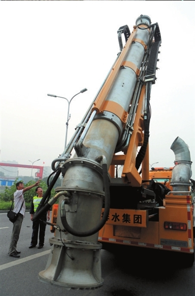 10台新购大型排水设备抵京当日即赴多地驻守