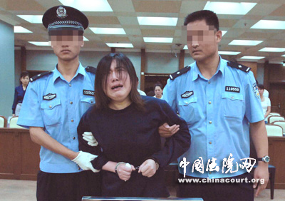 听到被判处无期徒刑后,孙晓慧情绪失控,要求被判处死刑