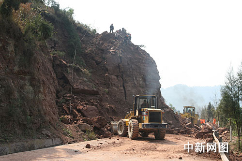 重庆忠县至梁平公路发生山体滑坡致两县交通中断