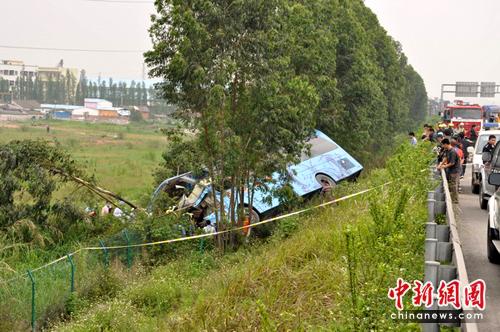 广东中江高速发生一宗2死1伤交通事故(组图)