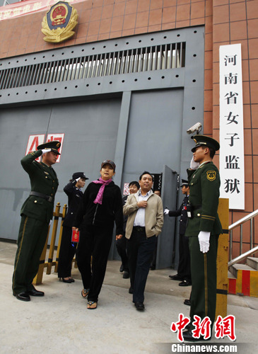10月11日,影片《大墙无言》在位于河南新乡的河南省女子监狱开机.