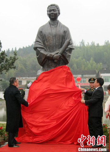 12月8日,为纪念"一代女魂"唐群英诞辰140周年,唐群英铜像在其故居