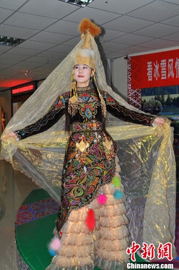 新疆哈萨克族姑娘着传统婚纱礼服惊艳亮相