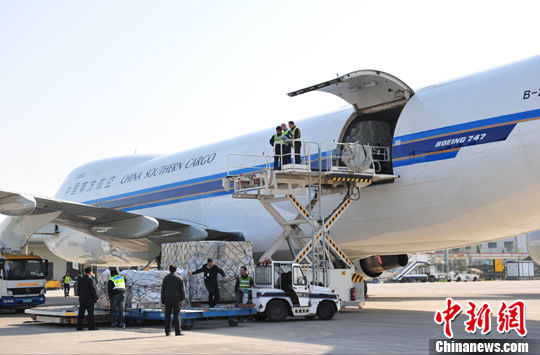 图为南航747货机在郑州机场装卸苹果电子产品 中新社发 王晶晶 摄