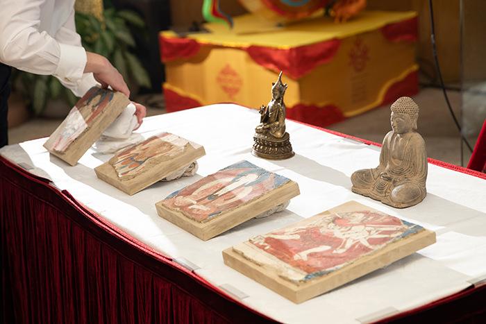 中方在纽约接收美方返还的38件中国流失文物