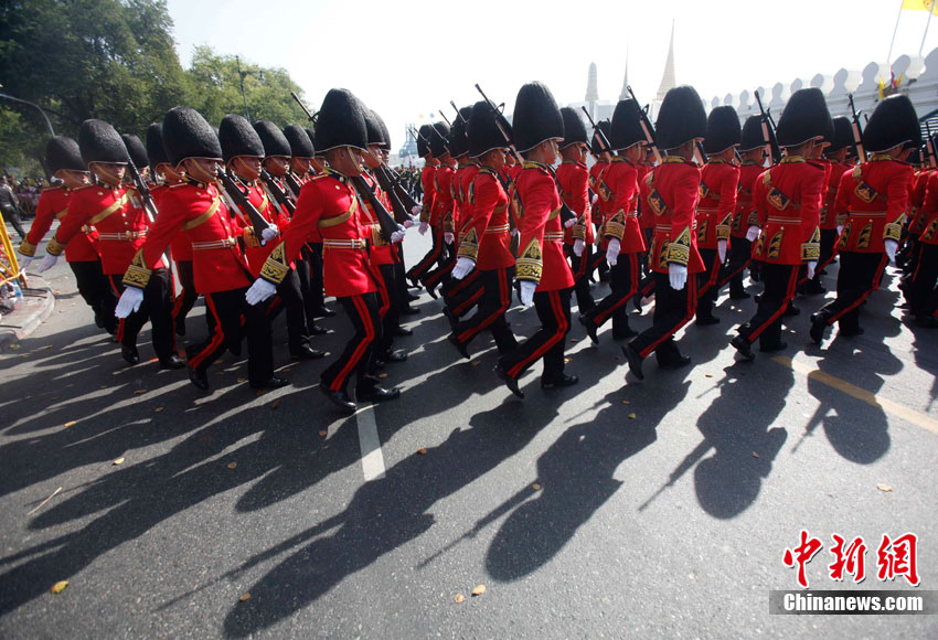 泰国皇家卫队士兵着彩装游行为国王庆生