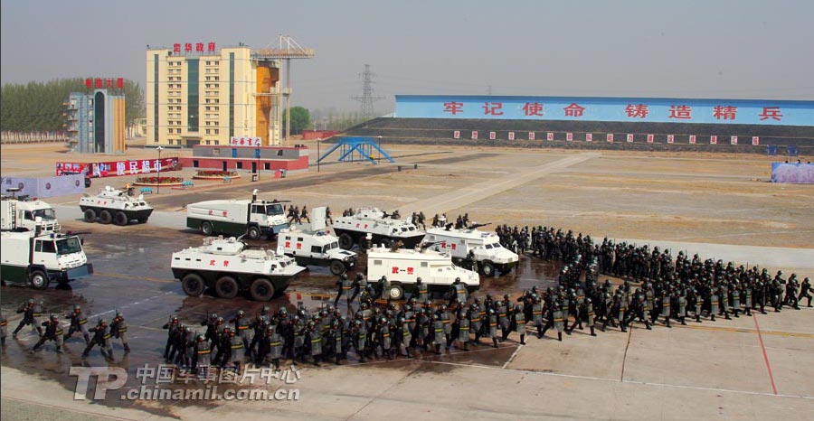 武警北京总队举行机动部队训练演示