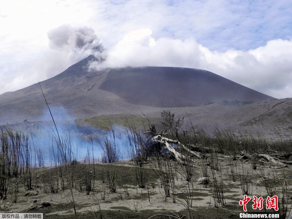 印尼中部一座火山喷发火山灰冲上5000米高空