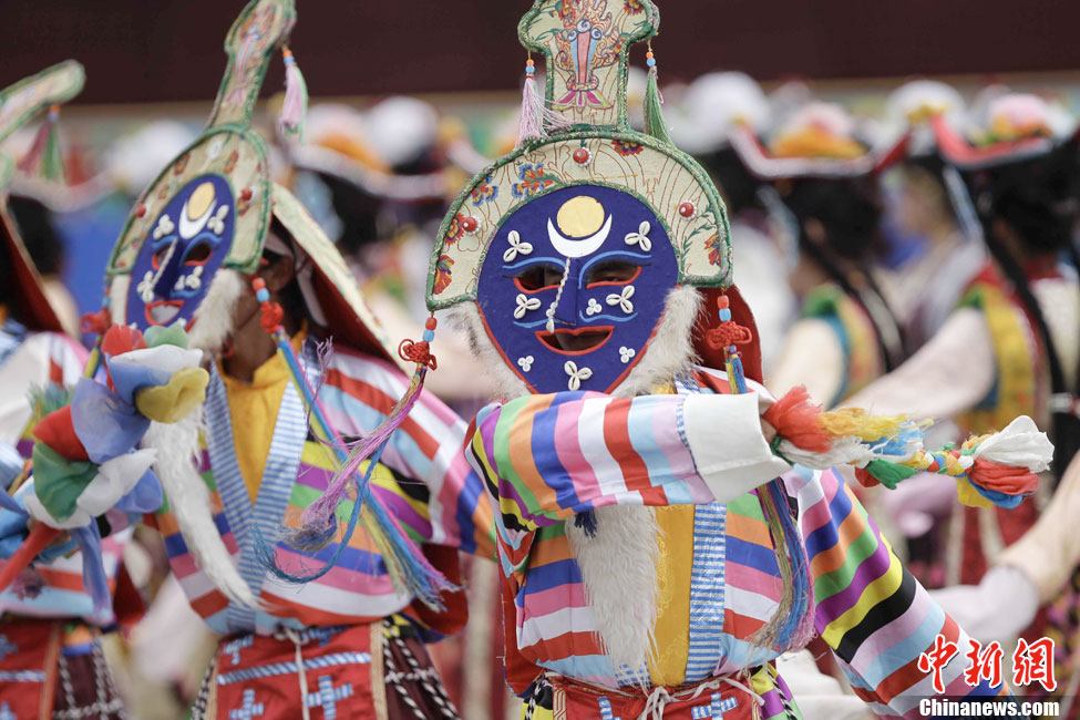西藏和平解放60周年庆祝大会举行群众游行