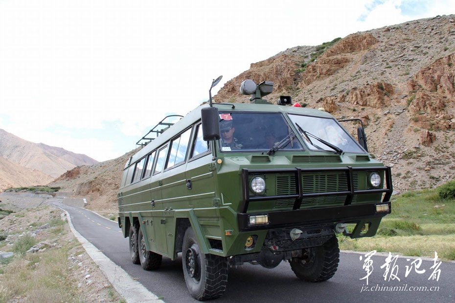 中国人民解放军新型巡逻车亮相边防