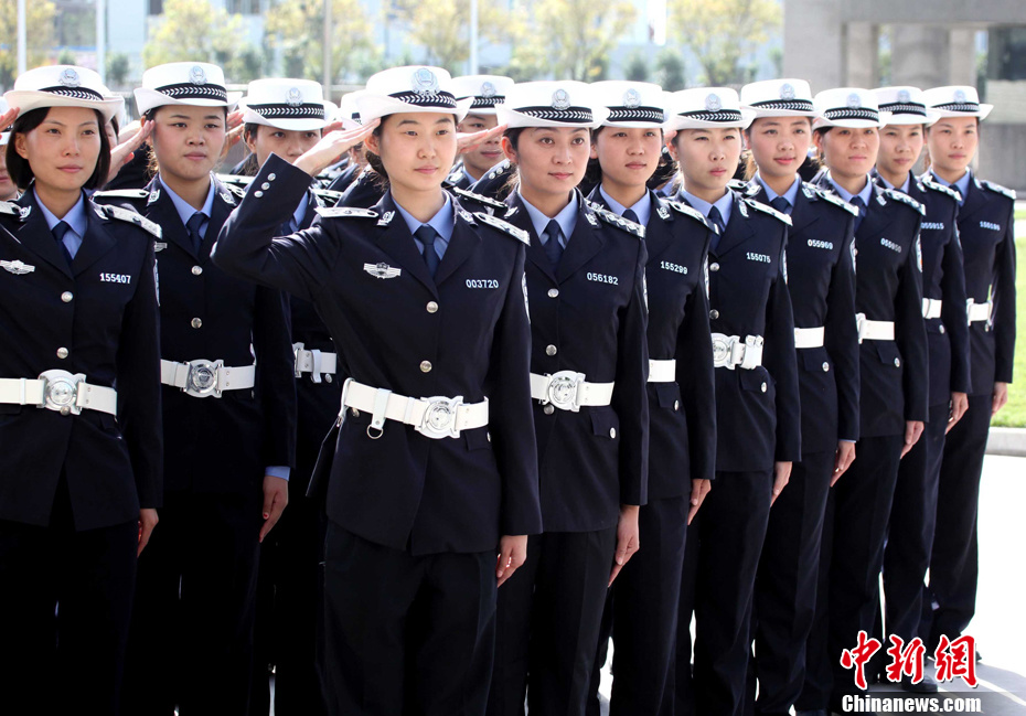 飒爽女警练兵忙