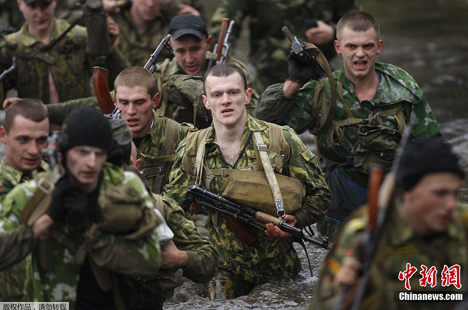 白俄特种部队士兵军事比赛中彰显硬汉
