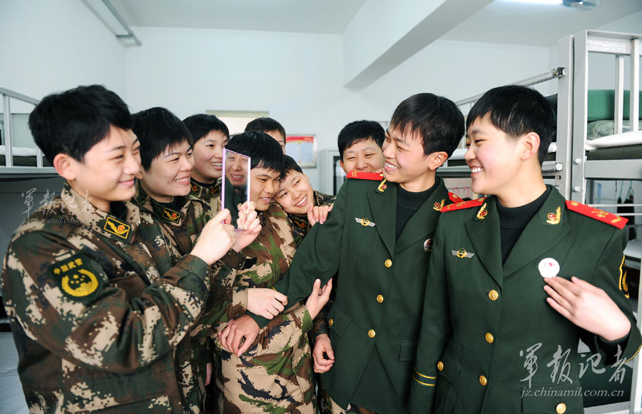 武警天津总队女兵排新战士一日生活掠影