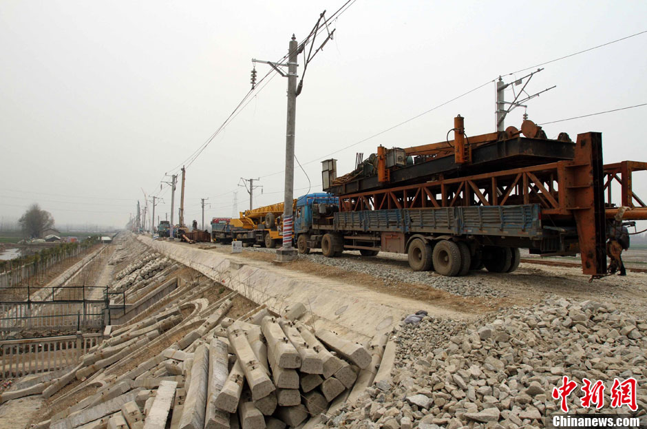 3月12日,施工机械在汉宜铁路潜江段对路基进行加固.