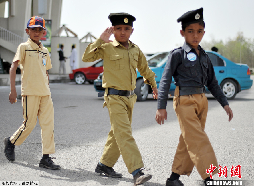 巴基斯坦国庆日阅兵童子军上阵有模有样