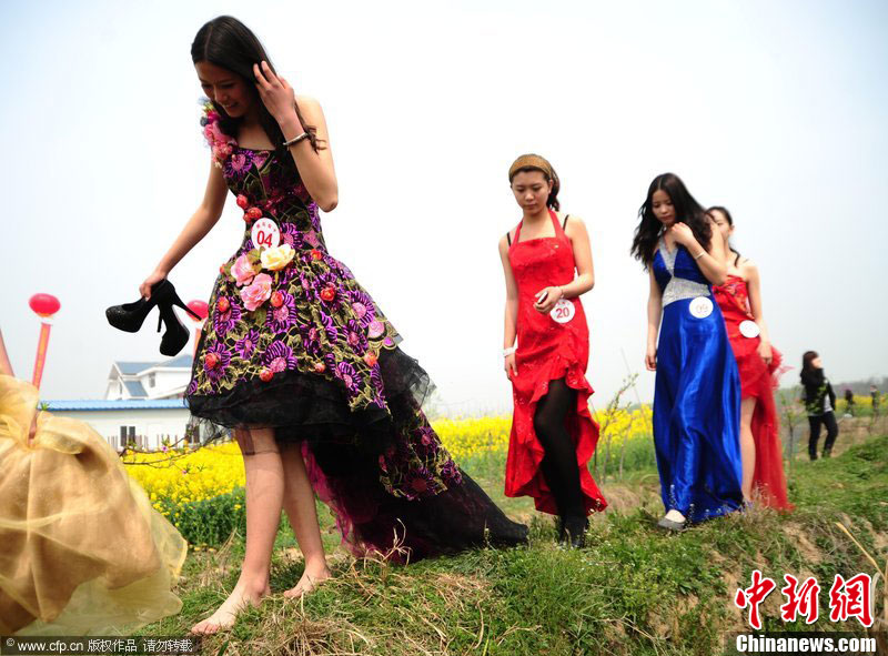 安徽长丰桃花节赤脚桃花仙子与市民拍照赏花