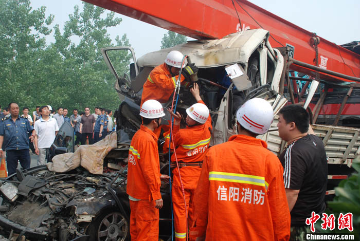 京港澳高速信阳段发生重大交通事故致8人死亡