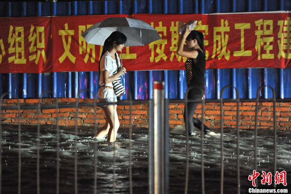 韦森特过境广西南宁降雨导致市区内涝