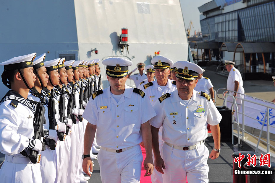 中国海军烟台舰成功首访罗马尼亚