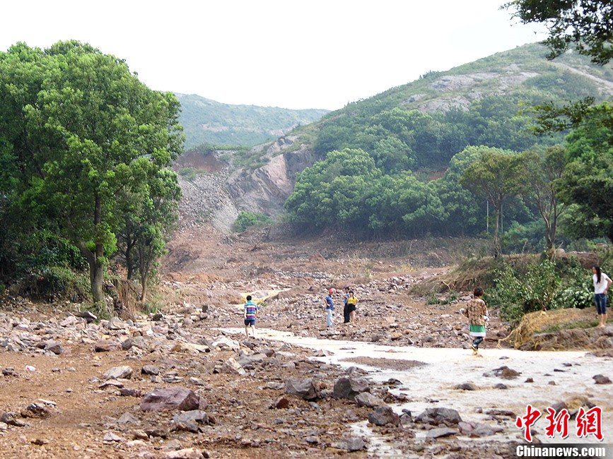 图为水库溃坝后,水流蔓延.