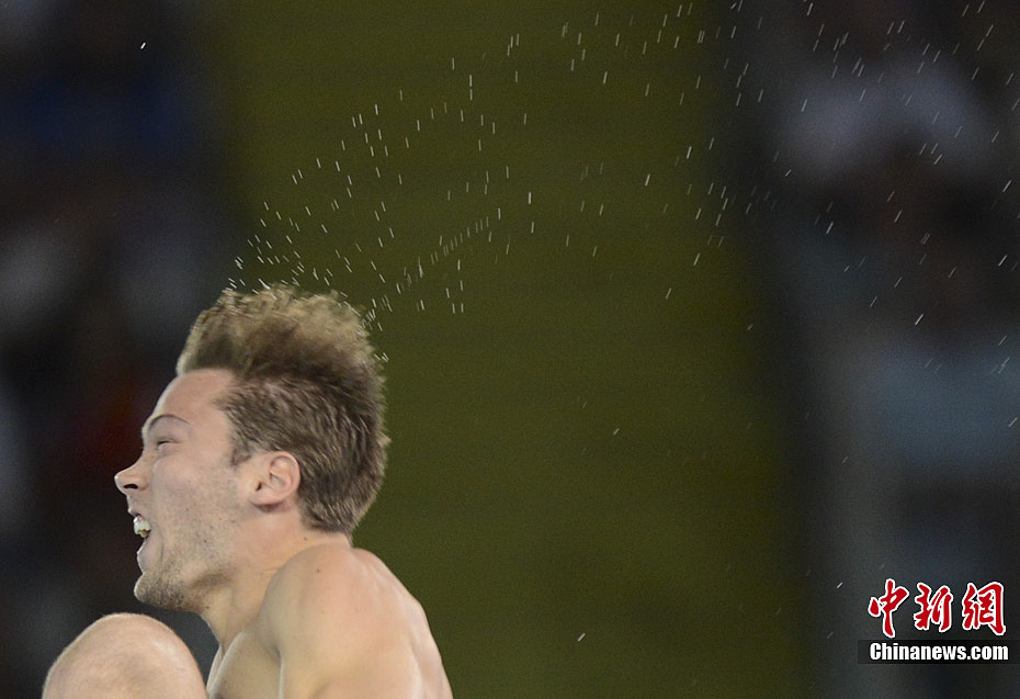 奥运男子跳水十米台决赛 参加选手跳水表情各异