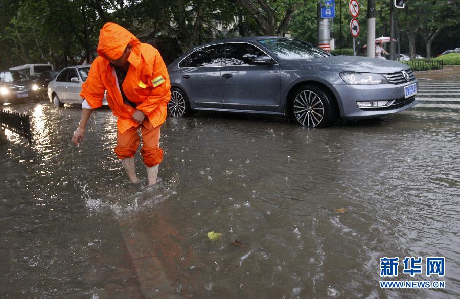 暴雨突袭上海市区部分道路出现积水