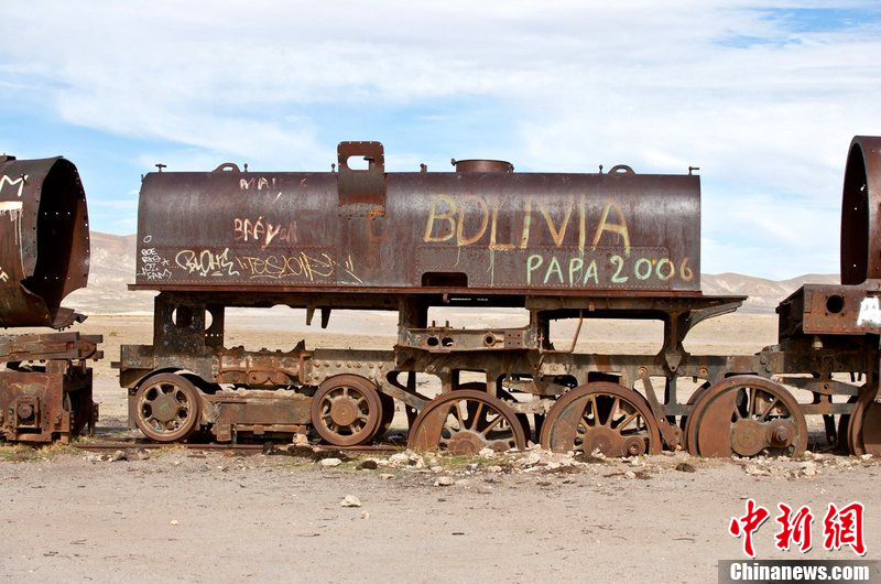 玻利维亚火车墓地荒野上的庞然大物