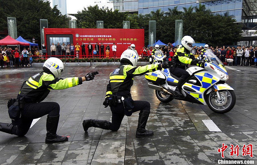 深圳交警玩航母style骑马舞引爆交通安全日