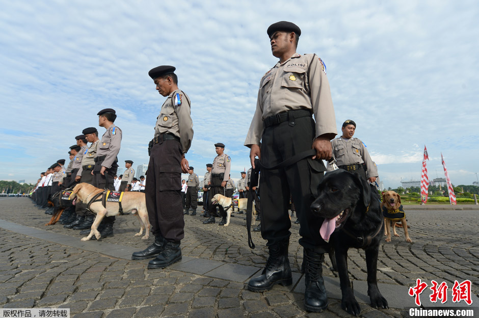 20121221世间万象印尼警察备战圣诞