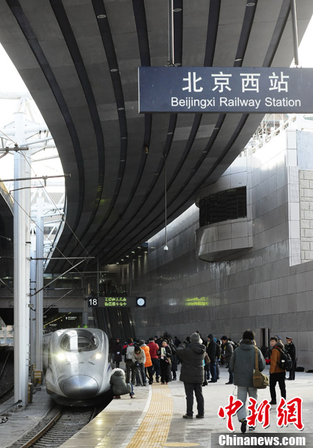 高铁北京至郑州段体验采访,图为列车出发前,大量媒体在北京西站拍摄