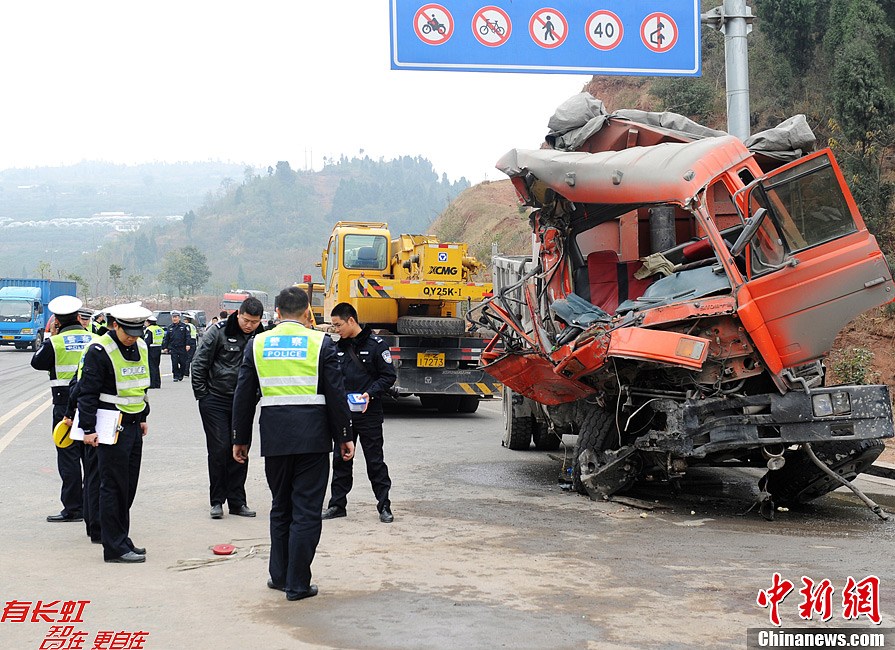 事故受伤人数升至19人,其中,有4人伤势较重,该起车祸已造成7人死亡