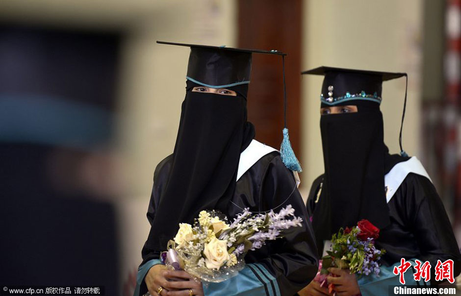 也门大学生毕业典礼蒙面女学生神秘亮相