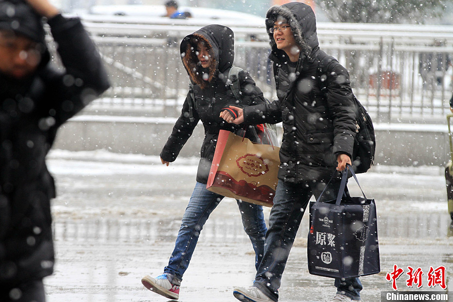 春运见闻风雪难阻回家路